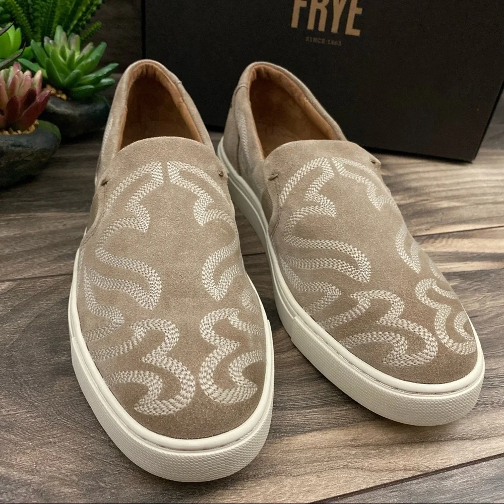 NIB Frye Ivy Primrose Slip On Sneakers Beige Suede